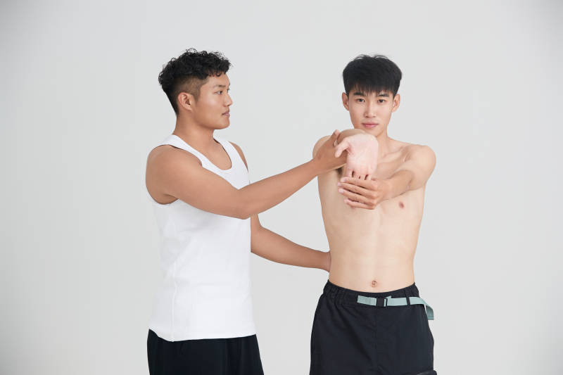 年轻男子在教练的指导下健身图片