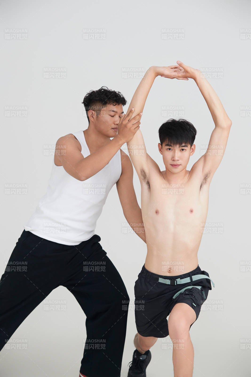 年轻男子在教练的指导下健身图片