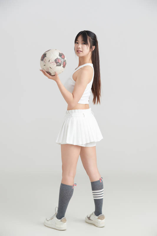 白色背景下的快乐的足球宝贝图片