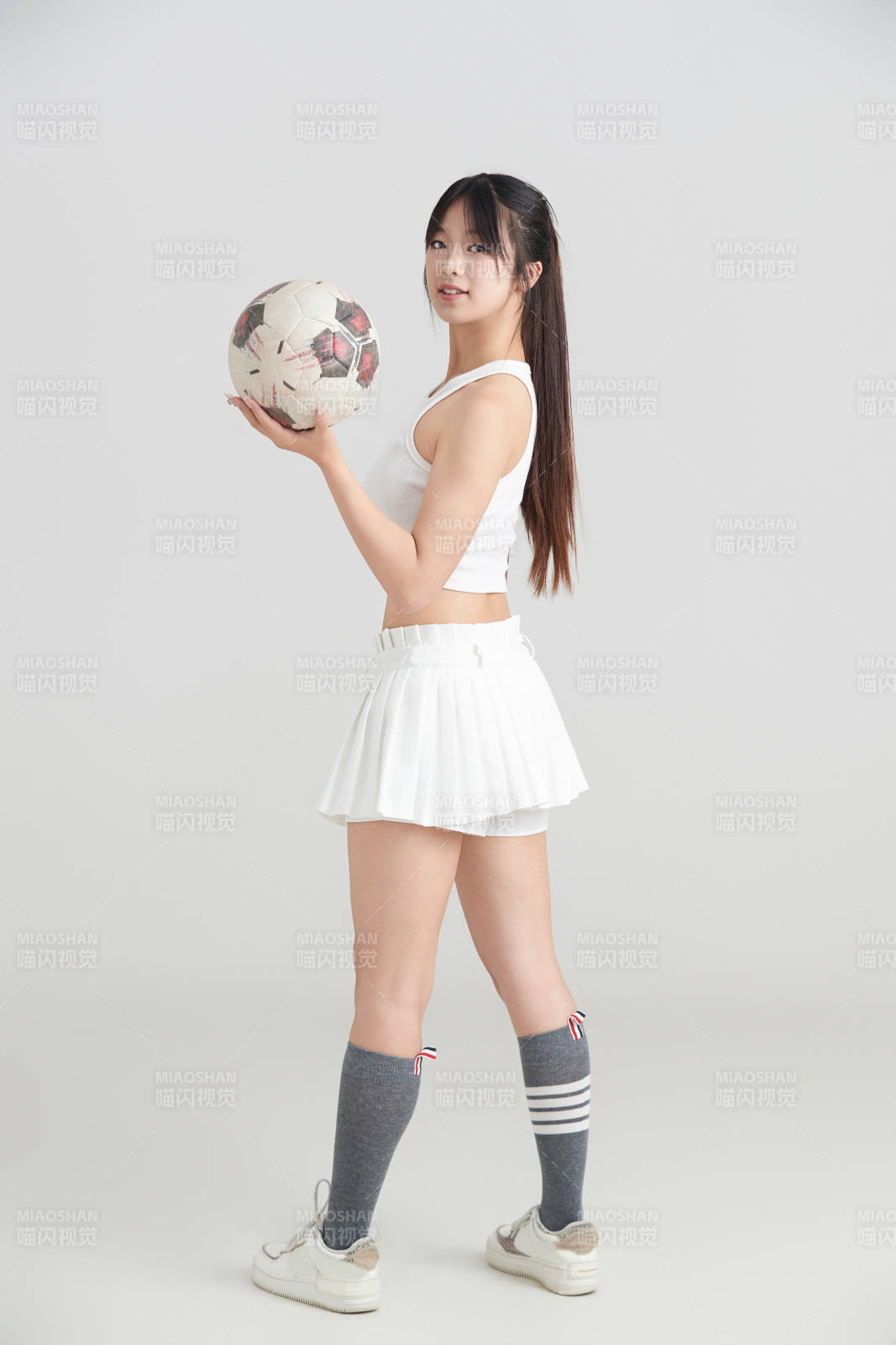 白色背景下的快乐的足球宝贝图片