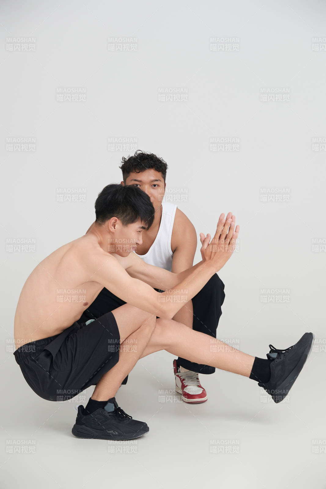 年轻男子在教练的指导下健身图片