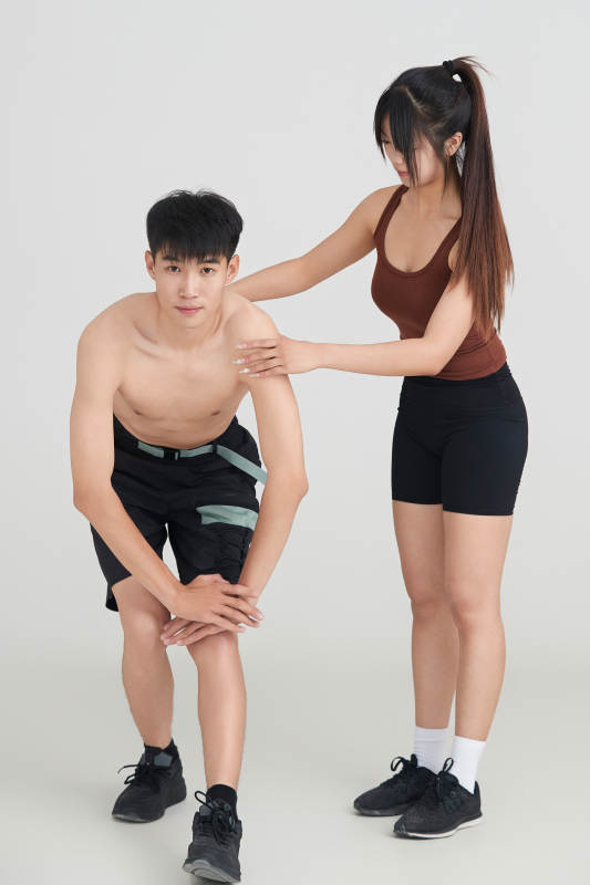 年轻男子在美女教练的指导下健身图片