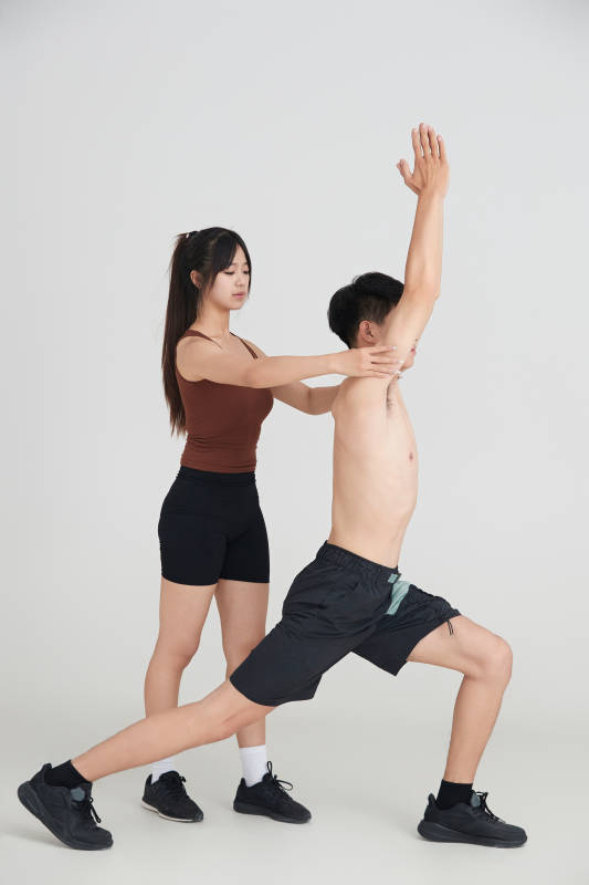 年轻男子在美女教练的指导下健身图片