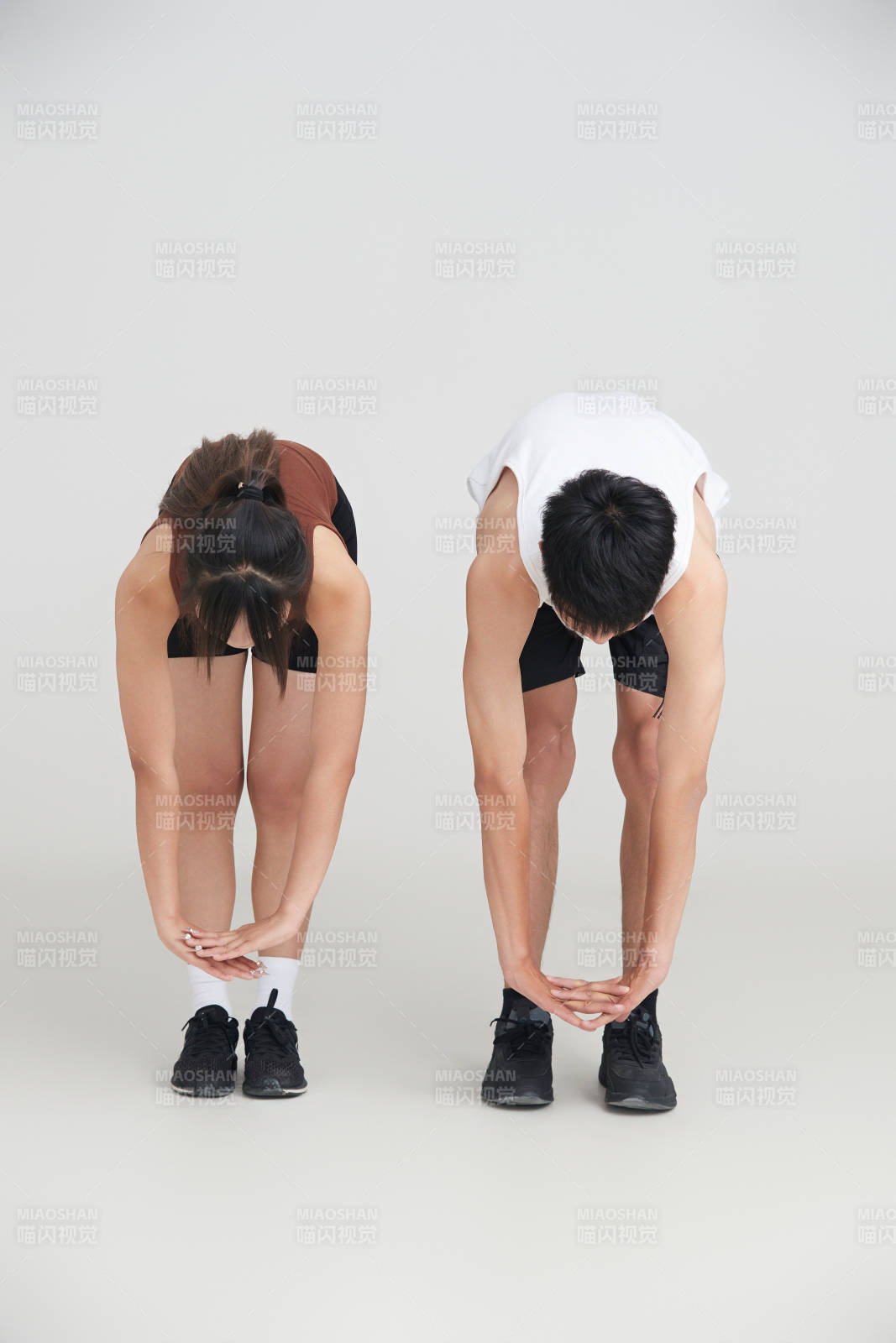 年轻男子在美女教练的指导下健身图片