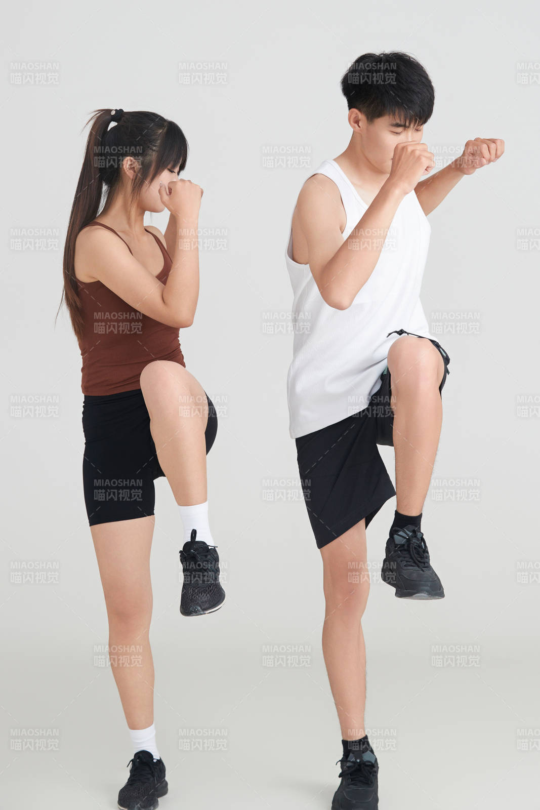 年轻男子在美女教练的指导下健身图片