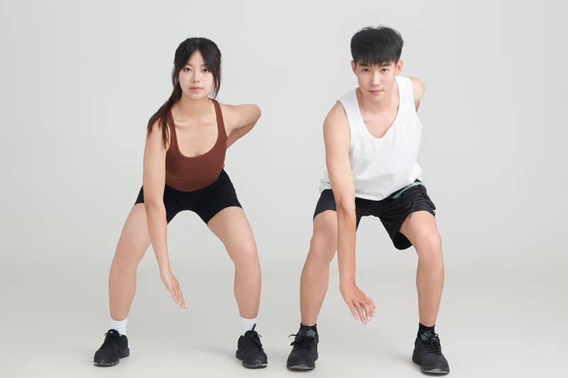 年轻男子在美女教练的指导下健身图片