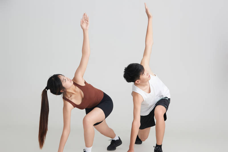 年轻男子在美女教练的指导下健身图片