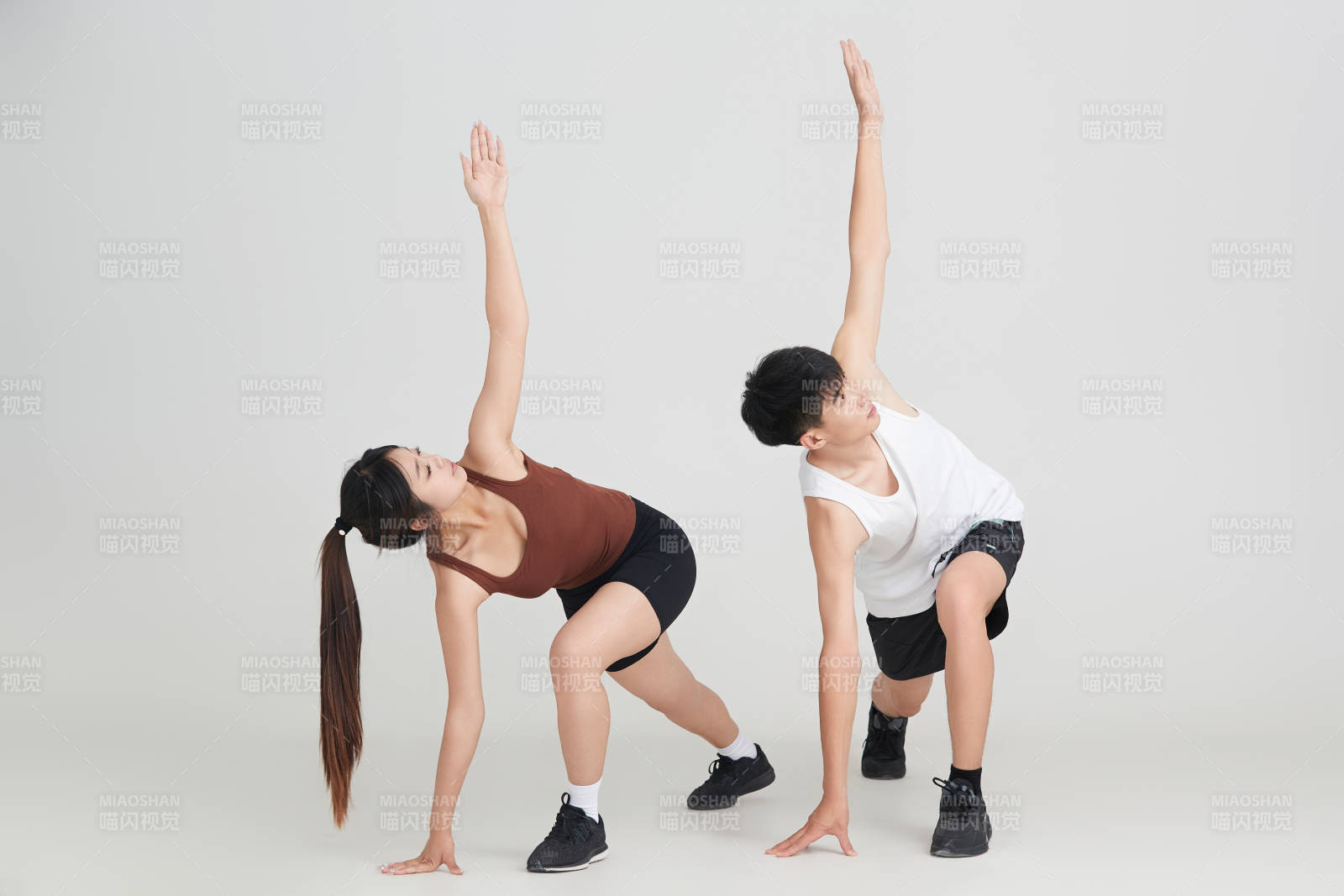 年轻男子在美女教练的指导下健身图片