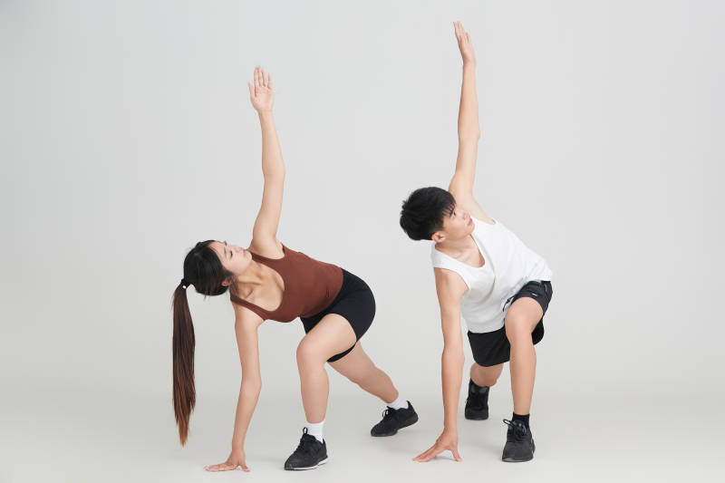 年轻男子在美女教练的指导下健身图片