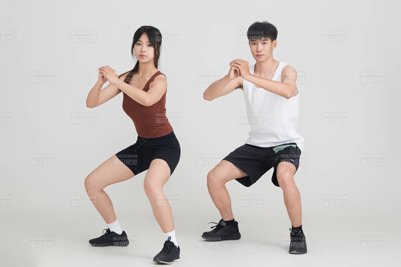 年轻男子在美女教练的指导下健身图片