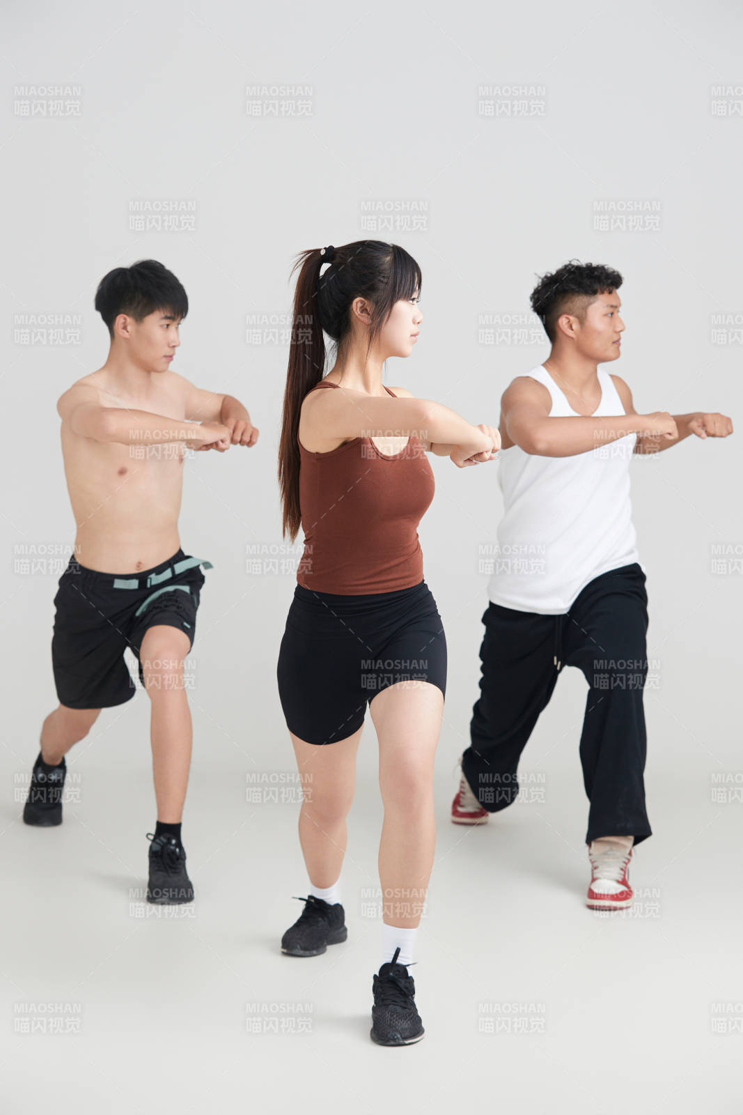 两名年轻男子在美女教练的带领下做健身操图片