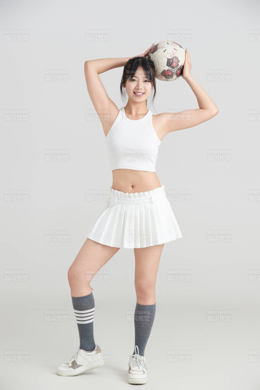 白色背景下的快乐的足球宝贝图片