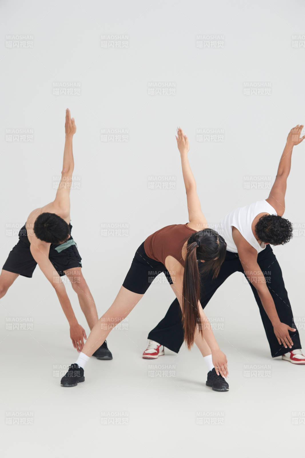 两名年轻男子在美女教练的带领下做健身操图片