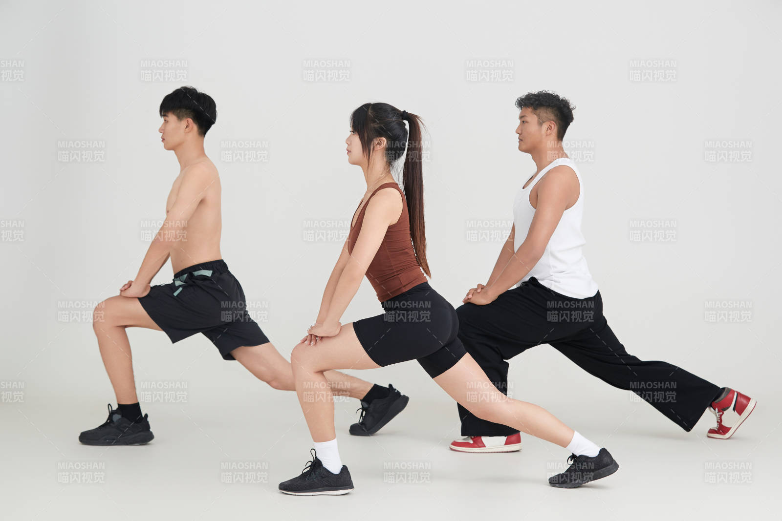 两名年轻男子在美女教练的带领下做健身操图片