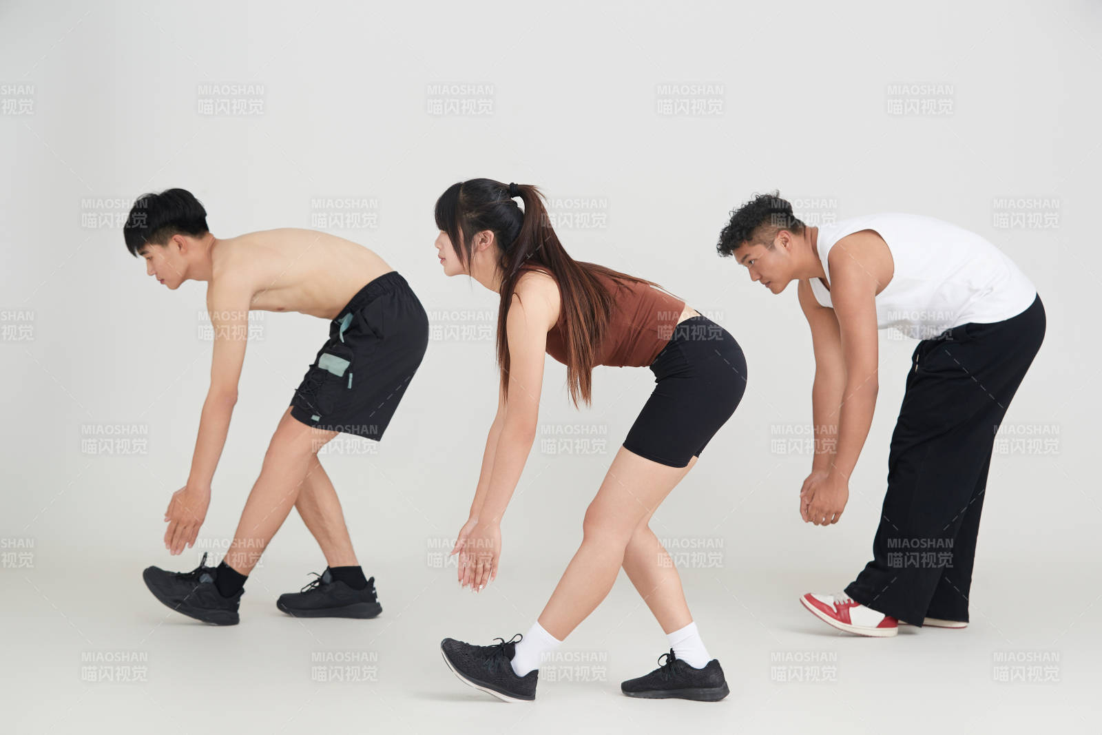 两名年轻男子在美女教练的带领下做健身操图片