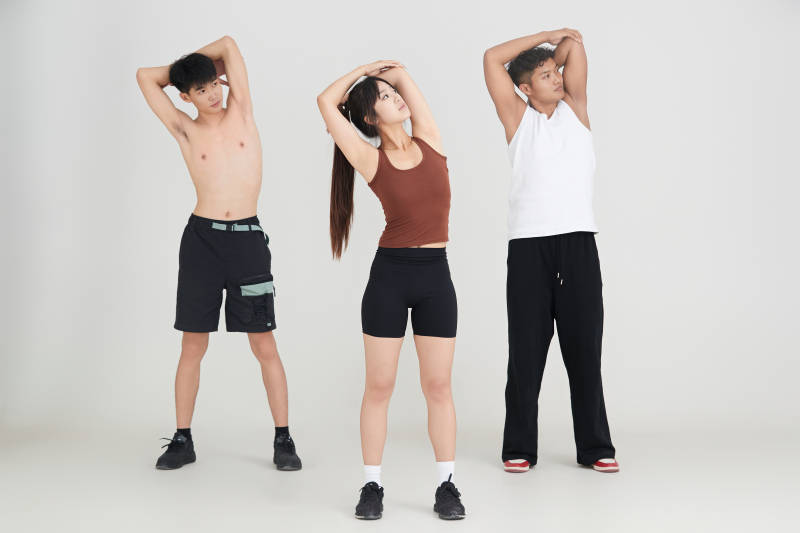 两名年轻男子在美女教练的带领下做健身操图片