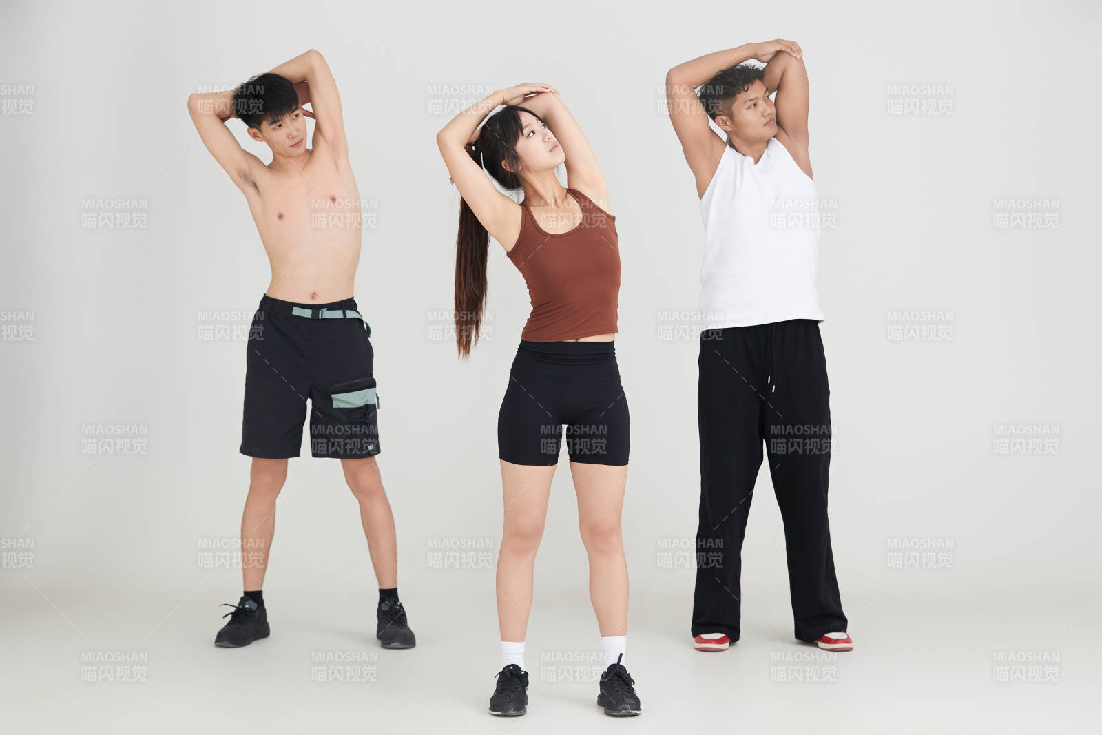 两名年轻男子在美女教练的带领下做健身操图片