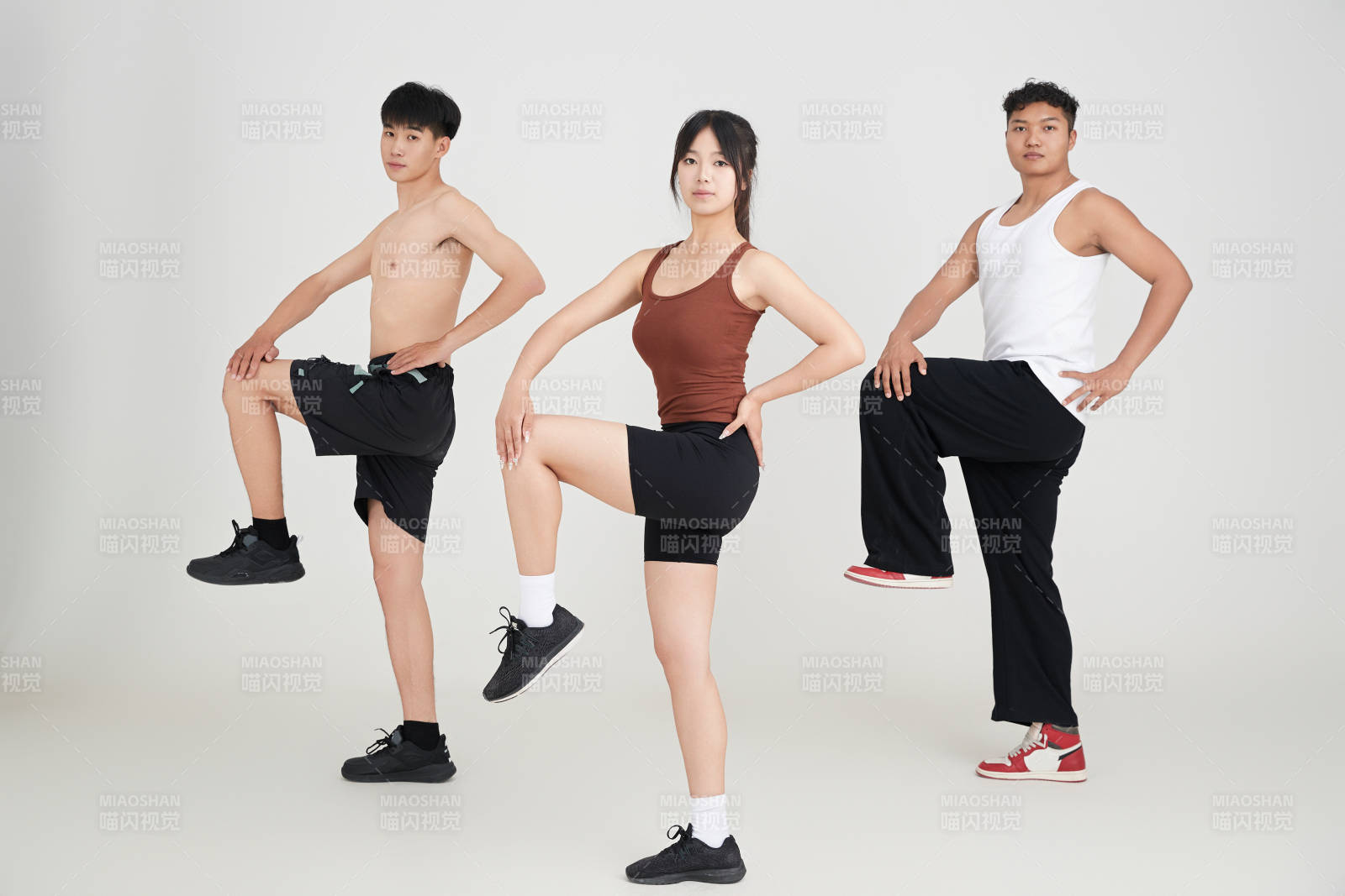 两名年轻男子在美女教练的带领下做健身操图片