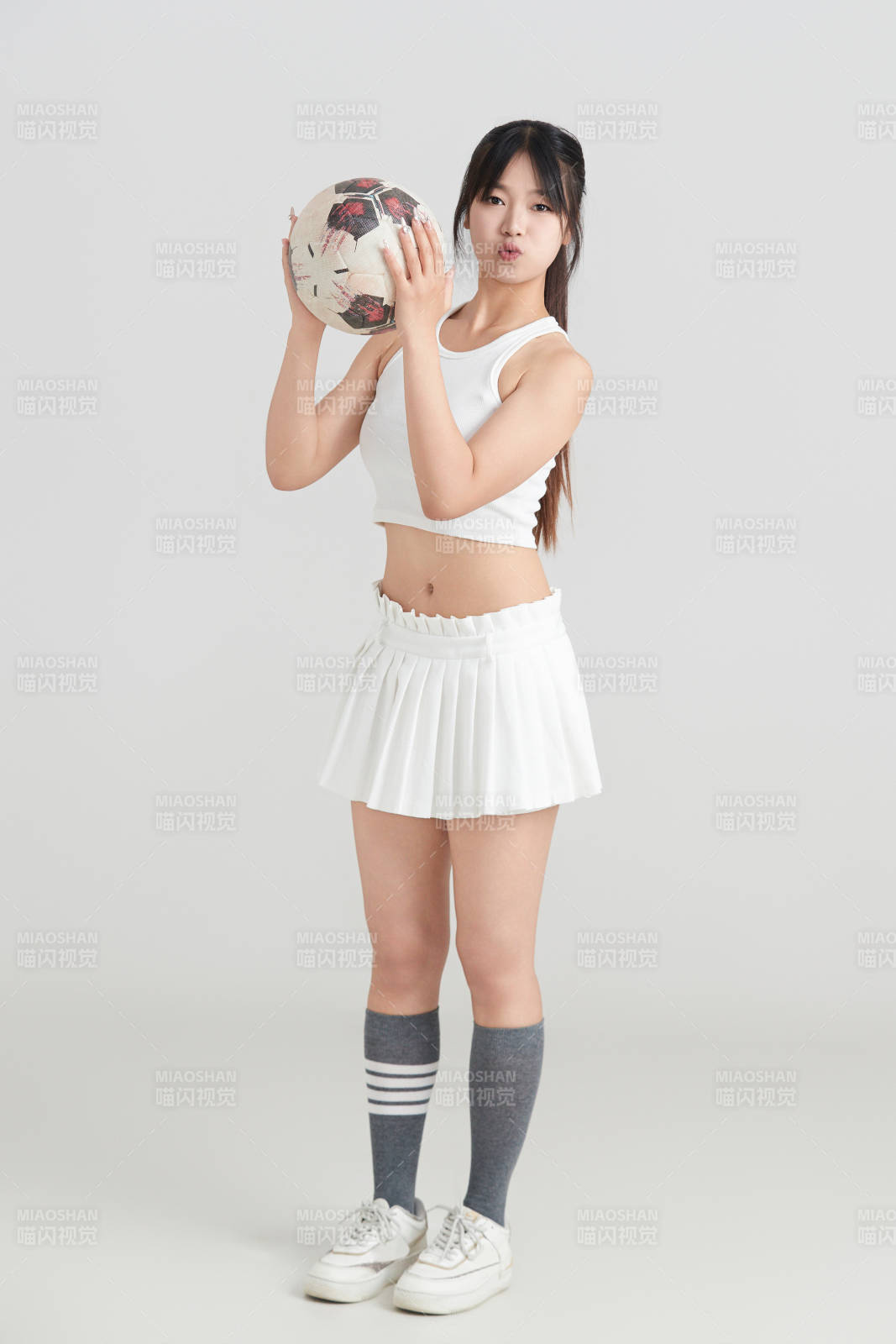 白色背景下的快乐的足球宝贝图片