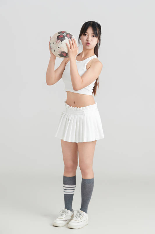 白色背景下的快乐的足球宝贝图片