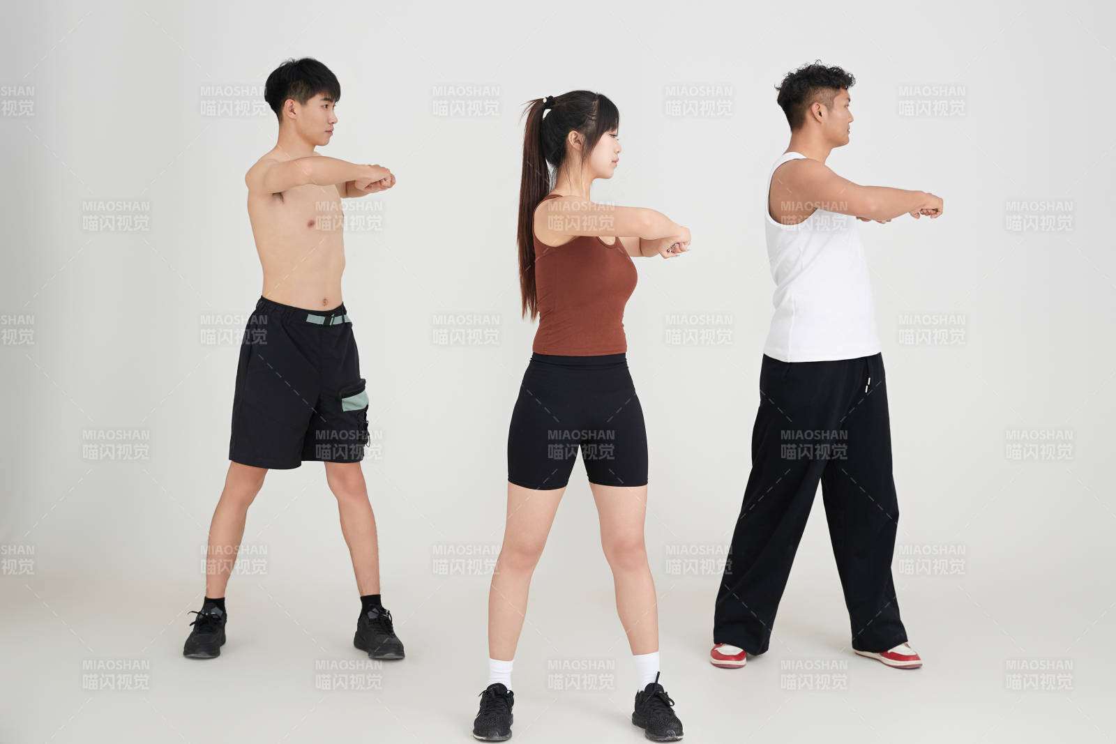 两名年轻男子在美女教练的带领下做健身操图片