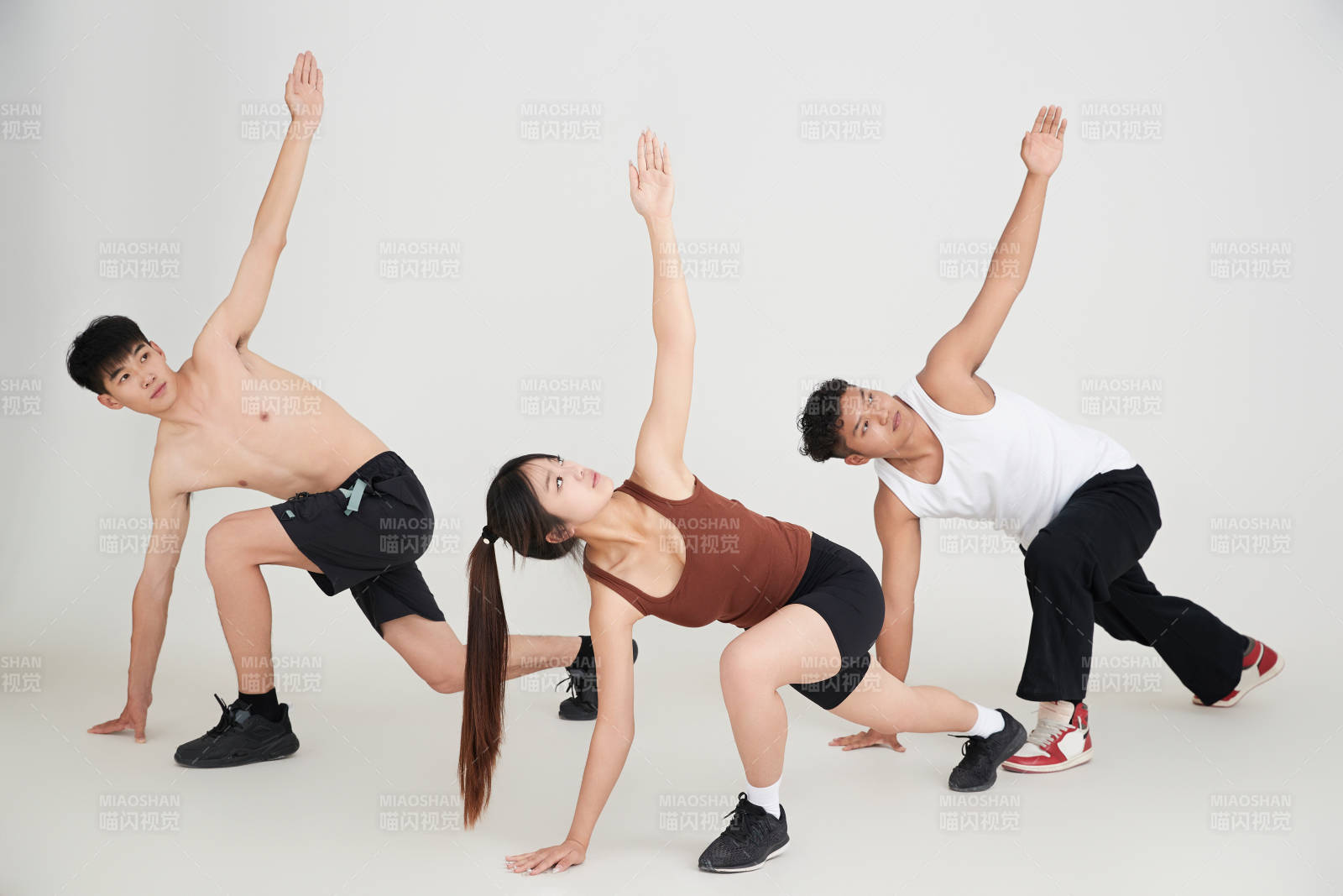 两名年轻男子在美女教练的带领下做健身操图片
