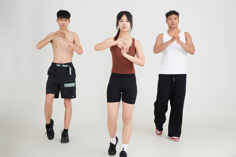 两名年轻男子在美女教练的带领下做健身操图片