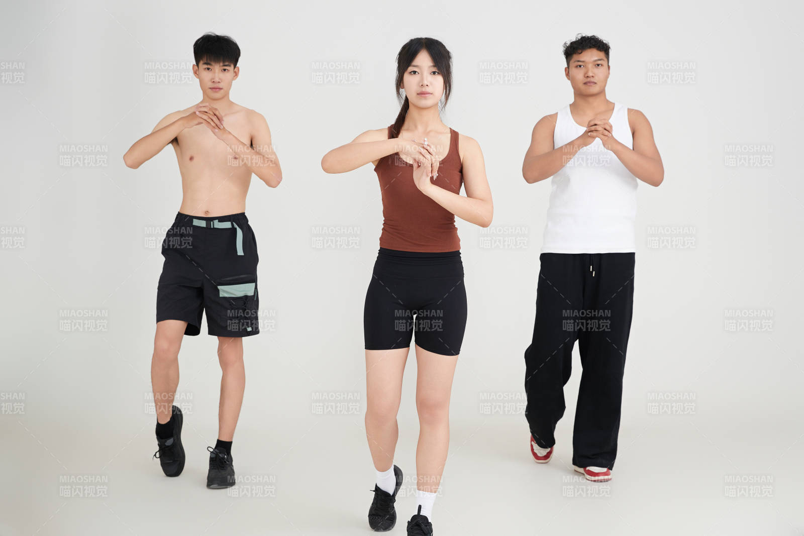 两名年轻男子在美女教练的带领下做健身操图片