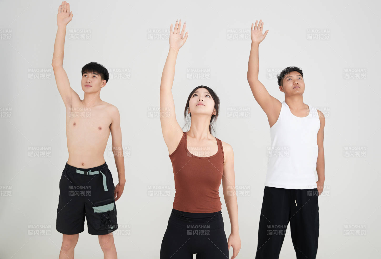 两名年轻男子在美女教练的带领下做健身操图片