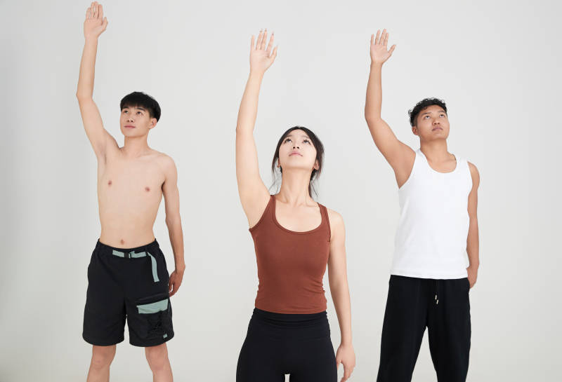 两名年轻男子在美女教练的带领下做健身操图片