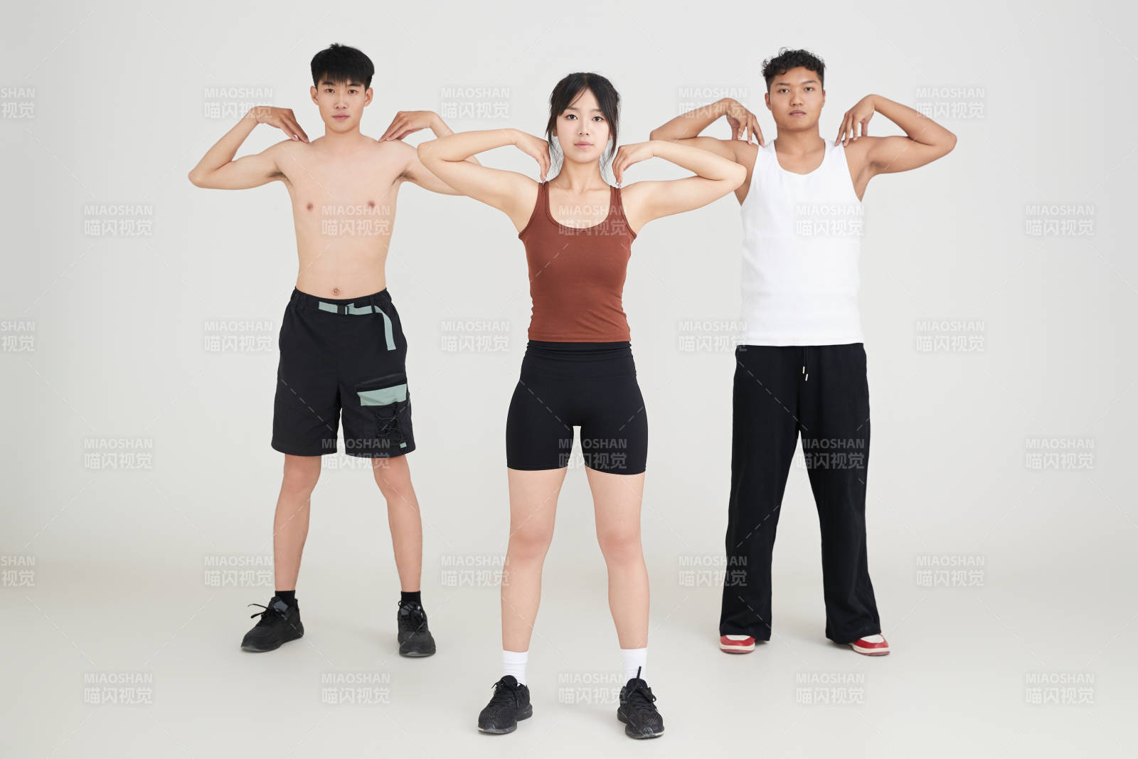 两名年轻男子在美女教练的带领下做健身操图片