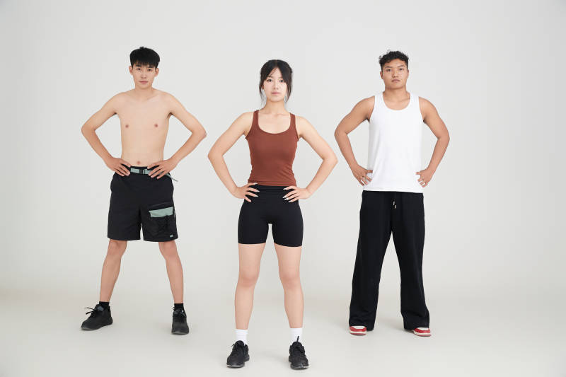 两名年轻男子在美女教练的带领下做健身操图片