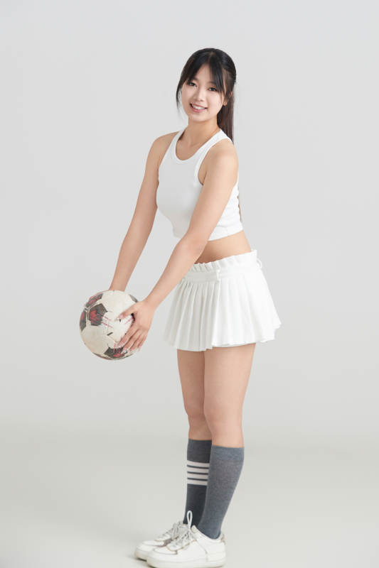 白色背景下的快乐的足球宝贝图片