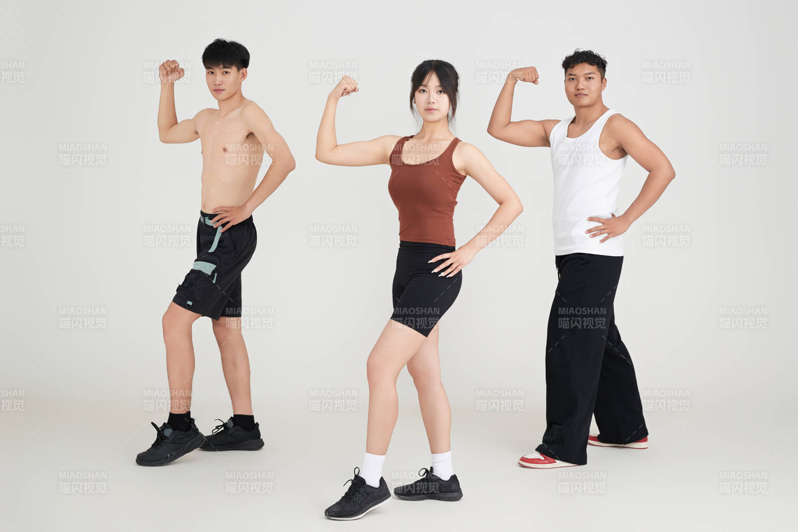 两名年轻男子在美女教练的带领下做健身操图片