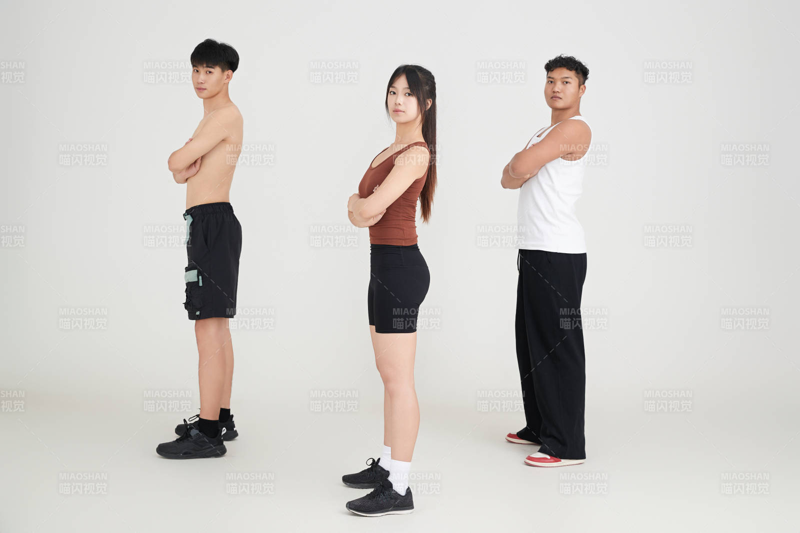 两名年轻男子在美女教练的带领下做健身操图片