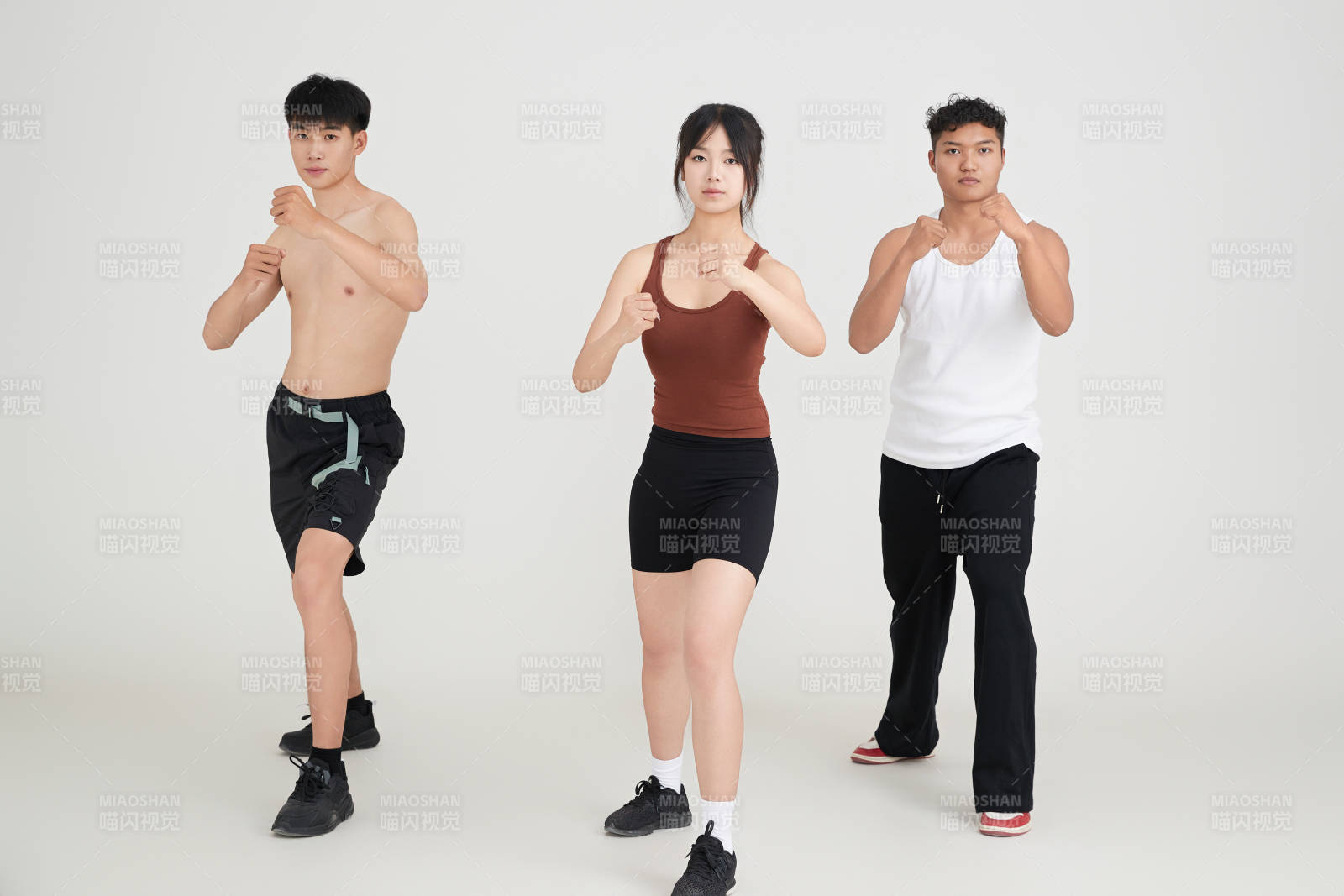 两名年轻男子在美女教练的带领下做健身操图片