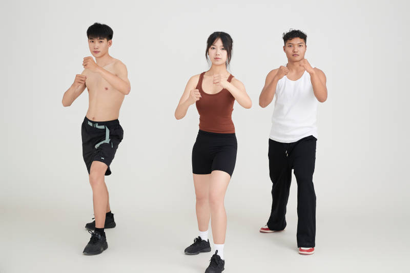 两名年轻男子在美女教练的带领下做健身操图片