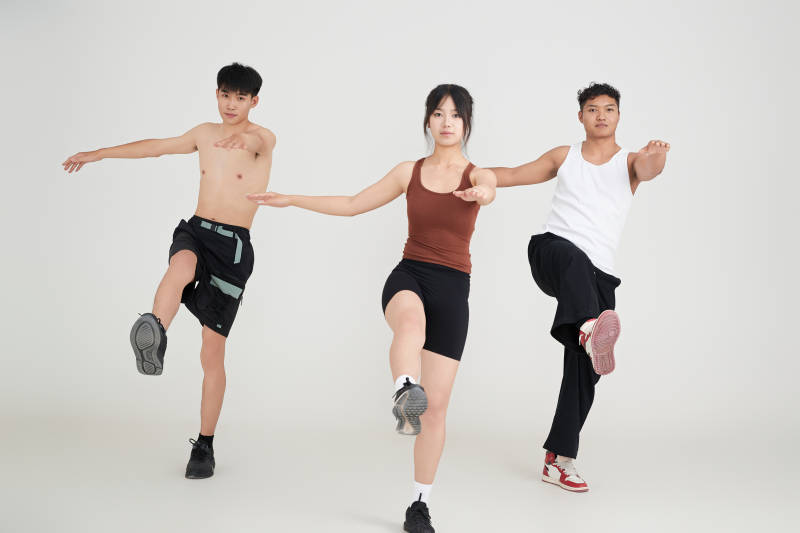 两名年轻男子在美女教练的带领下做健身操图片