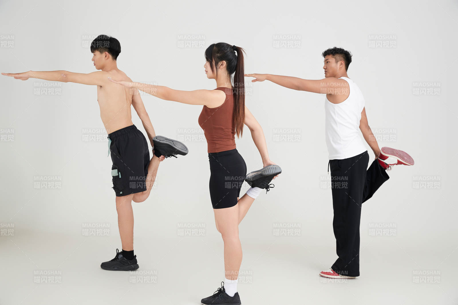 两名年轻男子在美女教练的带领下做健身操图片