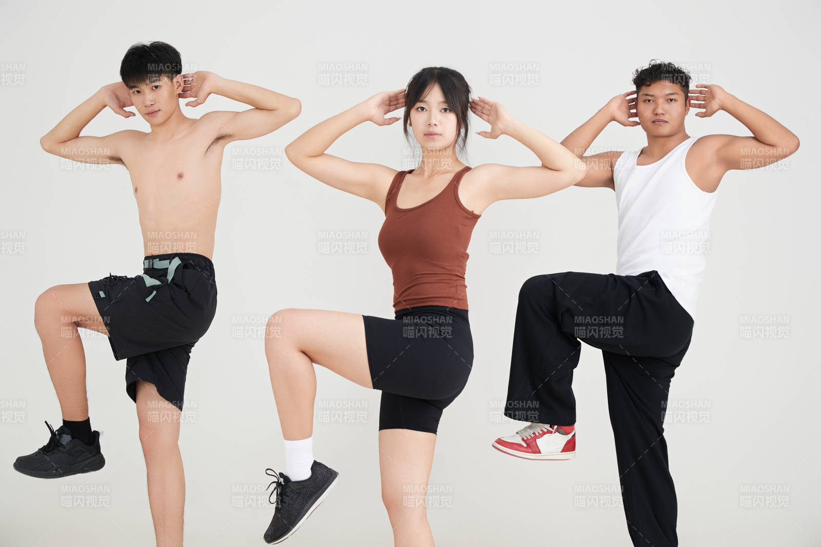 两名年轻男子在美女教练的带领下做健身操图片