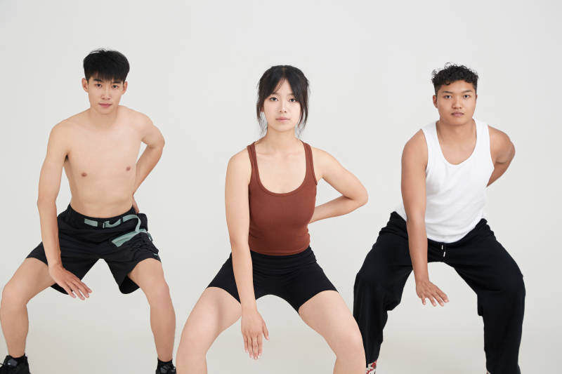 两名年轻男子在美女教练的带领下做健身操图片