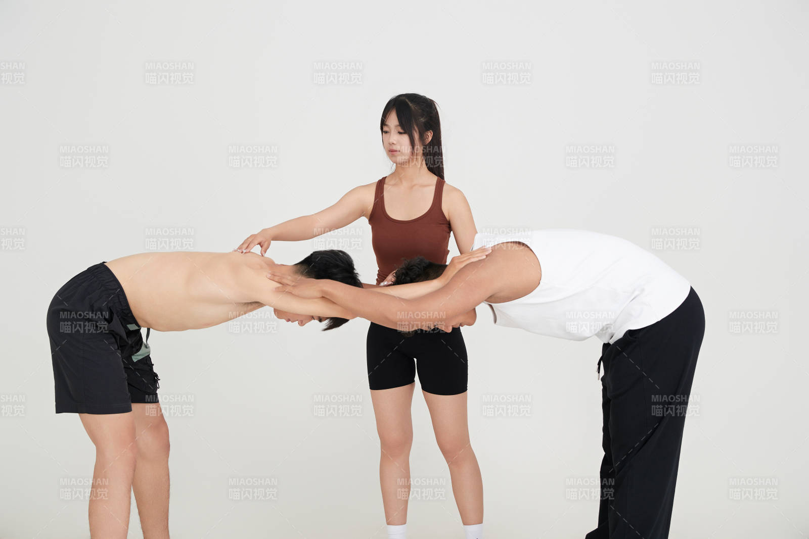 两名年轻男子在美女教练的带领下做健身操图片