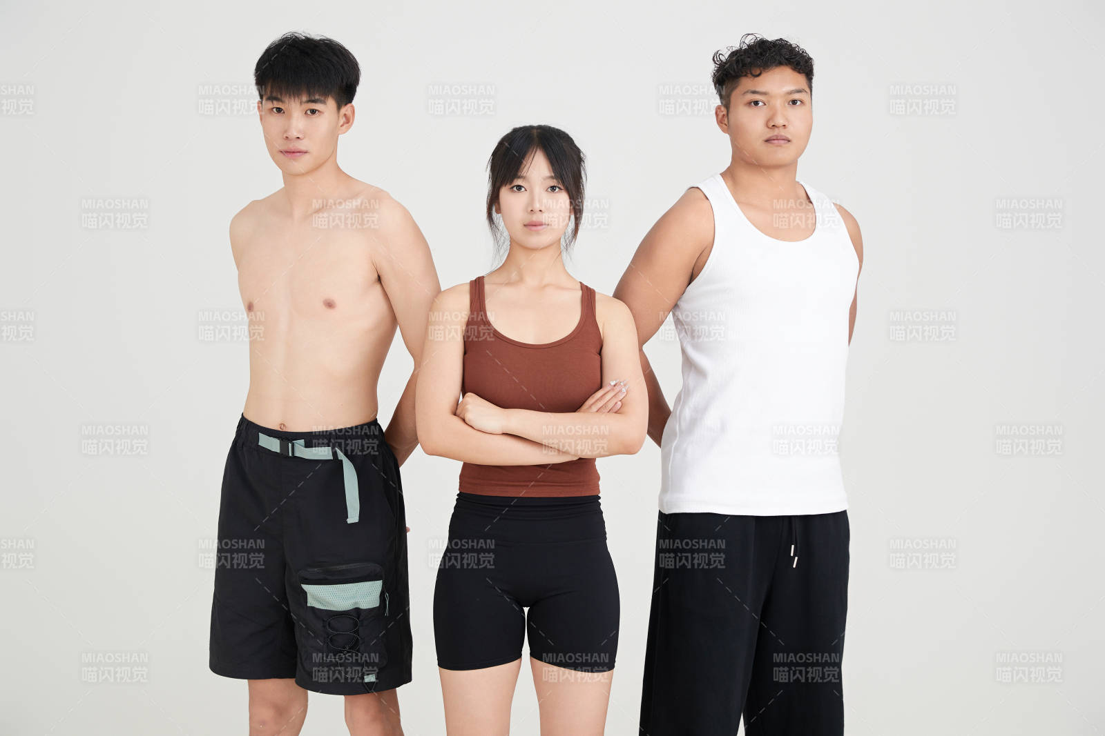 两名年轻男子在美女教练的带领下做健身操图片