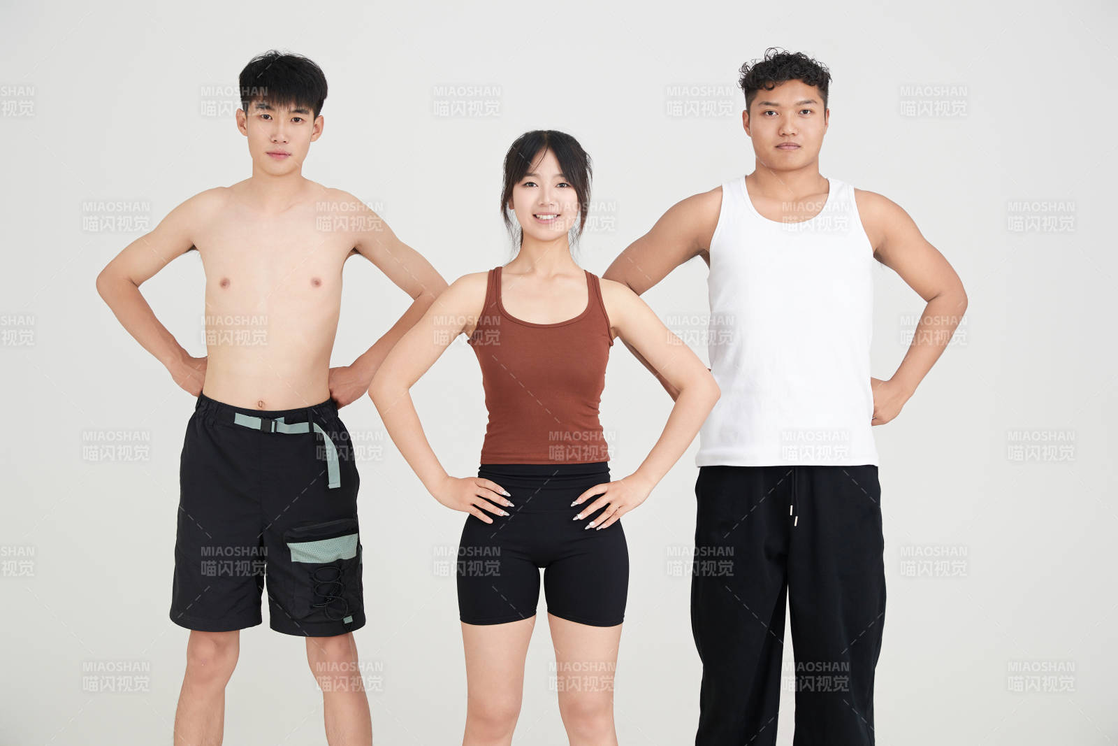 两名年轻男子在美女教练的带领下做健身操图片