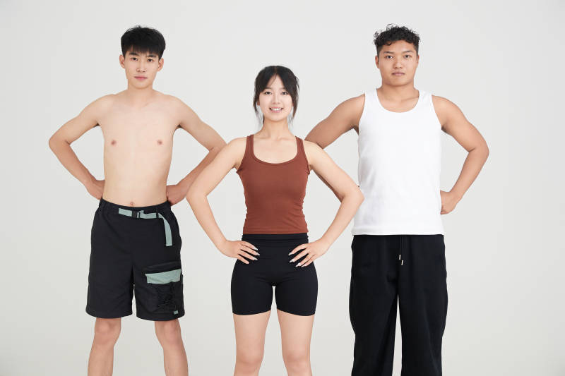 两名年轻男子在美女教练的带领下做健身操图片