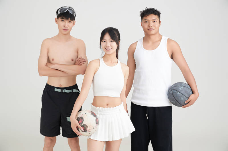 白色背景下的足球 游泳 篮球 运动员形象图片