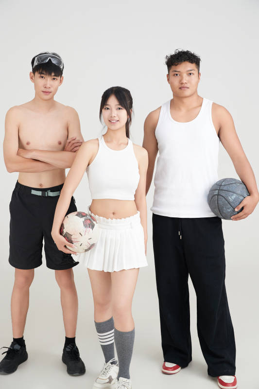 白色背景下的足球 游泳 篮球 运动员形象图片