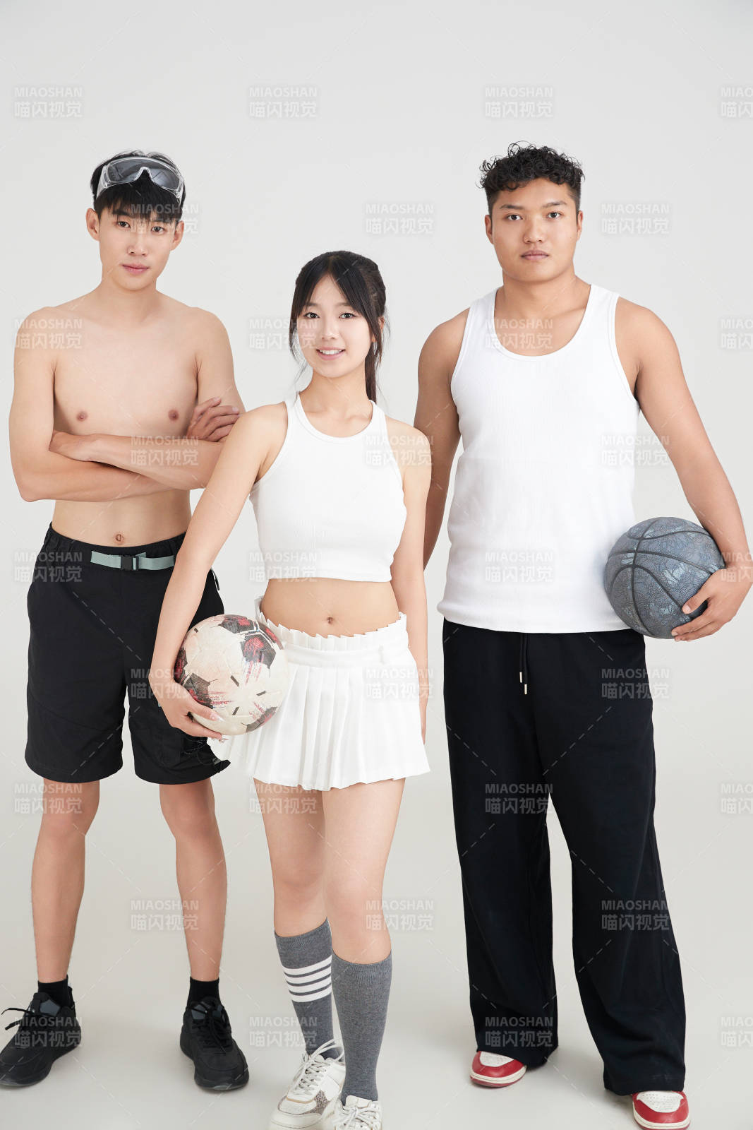 白色背景下的足球 游泳 篮球 运动员形象图片