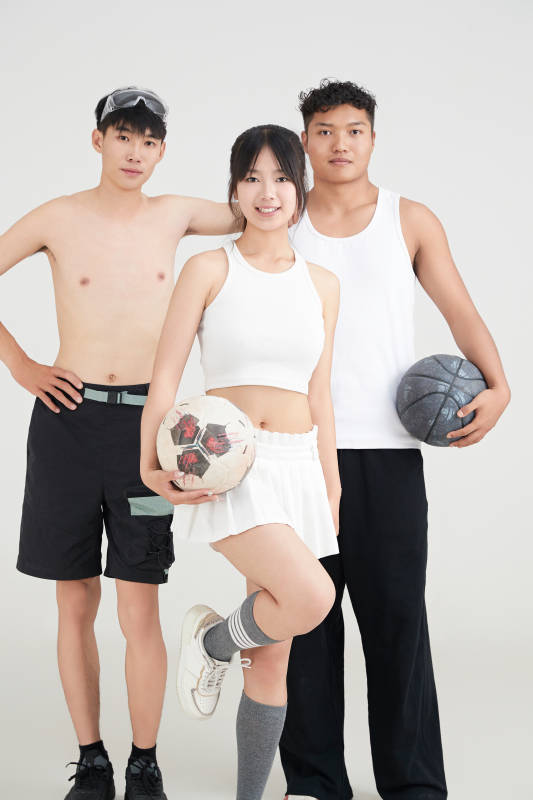 白色背景下的足球 游泳 篮球 运动员形象图片