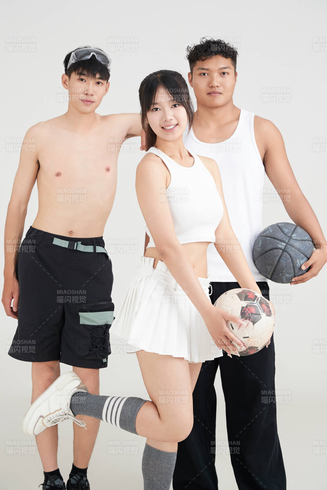 白色背景下的足球 游泳 篮球 运动员形象图片